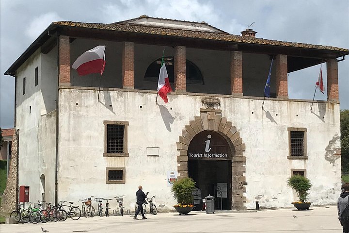 Visite guidée à pied du centre historique de Lucca, présentant ses remparts Renaissance, ses places charmantes et ses églises anciennes, photo 15 | wizardtrip