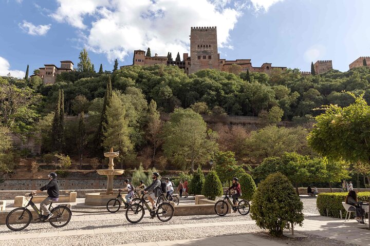 Visite guidée à vélo électrique de l'Albaicín et du Sacromonte à Grenade | wizardtrip