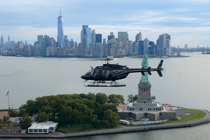 Panoramavyer från helikopter av New Yorks landmärken som Frihetsgudinnan och Empire State Building, foto 10 | wizardtrip