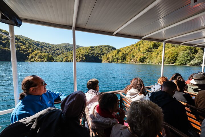 Geführte Tagestour zum Nationalpark Plitvicer Seen ab Zadar, Kroatien, mit Wasserfällen und Seen, Foto 12 | wizardtrip