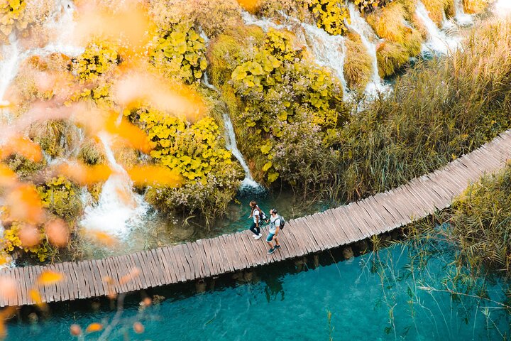 Geführte Tagestour zum Nationalpark Plitvicer Seen ab Zadar, Kroatien, mit Wasserfällen und Seen, Foto 19 | wizardtrip