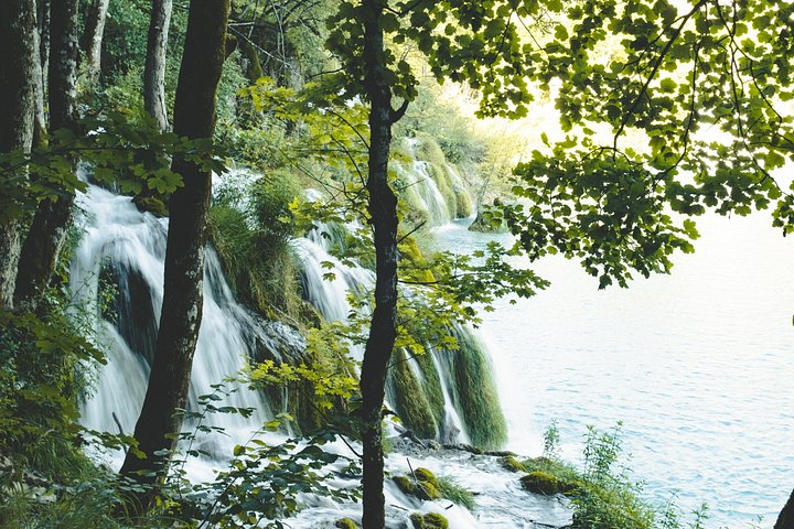 Geführte Tagestour zum Nationalpark Plitvicer Seen ab Zadar, Kroatien, mit Wasserfällen und Seen, Foto 25 | wizardtrip