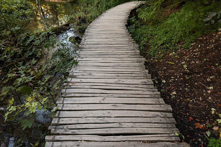 Geführte Tagestour zum Nationalpark Plitvicer Seen ab Zadar, Kroatien, mit Wasserfällen und Seen, Foto 35 | wizardtrip