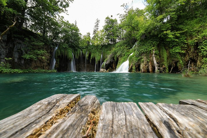 Geführte Tagestour zum Nationalpark Plitvicer Seen ab Zadar, Kroatien, mit Wasserfällen und Seen, Foto 44 | wizardtrip