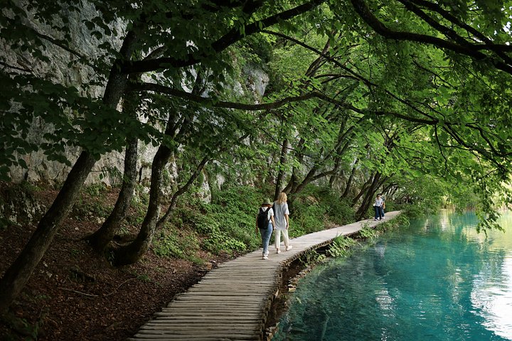 Geführte Tagestour zum Nationalpark Plitvicer Seen ab Zadar, Kroatien, mit Wasserfällen und Seen, Foto 48 | wizardtrip
