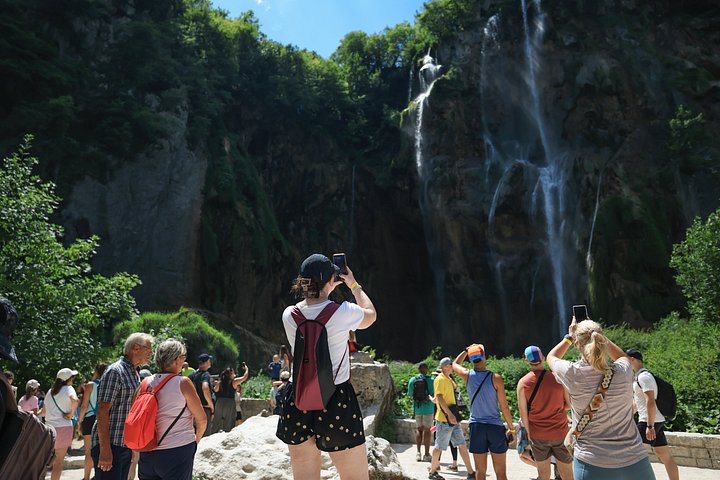 Geführte Tagestour zum Nationalpark Plitvicer Seen ab Zadar, Kroatien, mit Wasserfällen und Seen, Foto 49 | wizardtrip