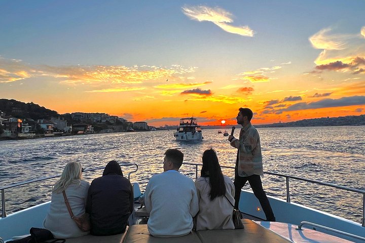 Crucero en yate de lujo por el Estrecho del Bósforo en Estambul, mostrando monumentos al atardecer, foto 6 | wizardtrip