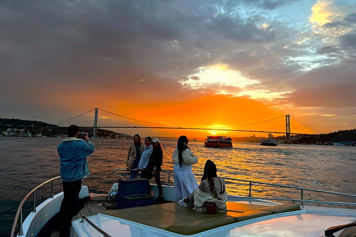 Crucero en yate de lujo por el Estrecho del Bósforo en Estambul, mostrando monumentos al atardecer, foto 7 | wizardtrip
