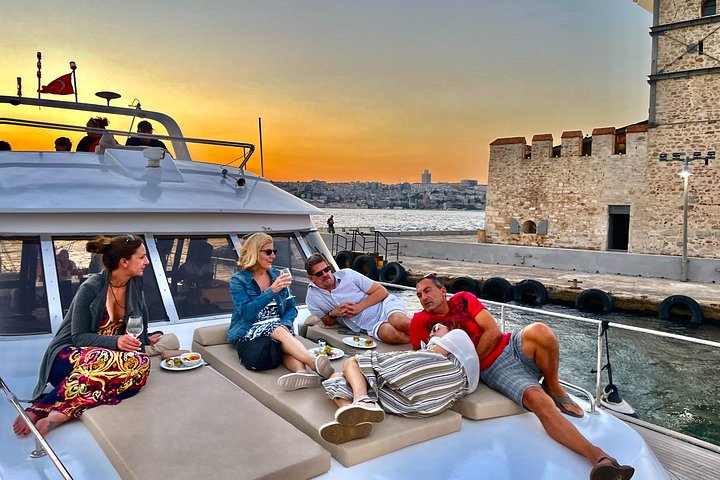 Crucero en yate de lujo por el Estrecho del Bósforo en Estambul, mostrando monumentos al atardecer, foto 8 | wizardtrip