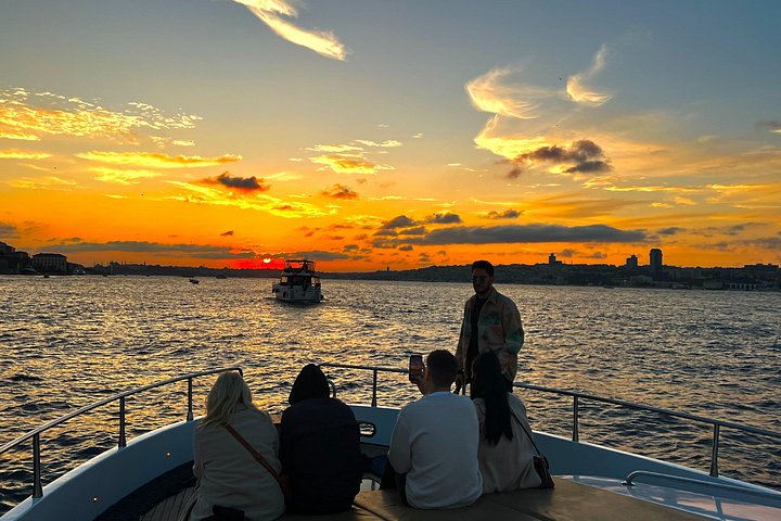 Crucero en yate de lujo por el Estrecho del Bósforo en Estambul, mostrando monumentos al atardecer, foto 9 | wizardtrip