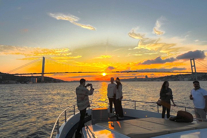 Crucero en yate de lujo por el Estrecho del Bósforo en Estambul, mostrando monumentos al atardecer, foto 10 | wizardtrip