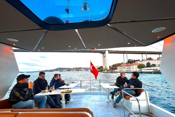 Crucero en yate de lujo por el Estrecho del Bósforo en Estambul, mostrando monumentos al atardecer, foto 12 | wizardtrip