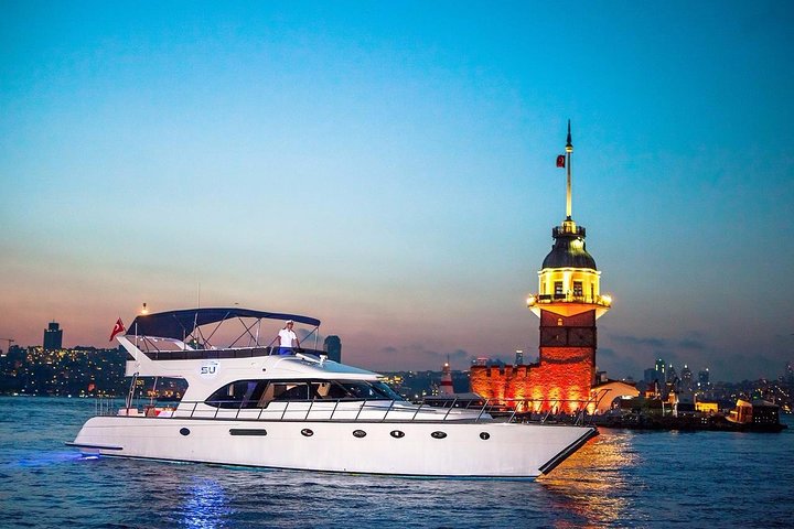 Crucero en yate de lujo por el Estrecho del Bósforo en Estambul, mostrando monumentos al atardecer, foto 13 | wizardtrip