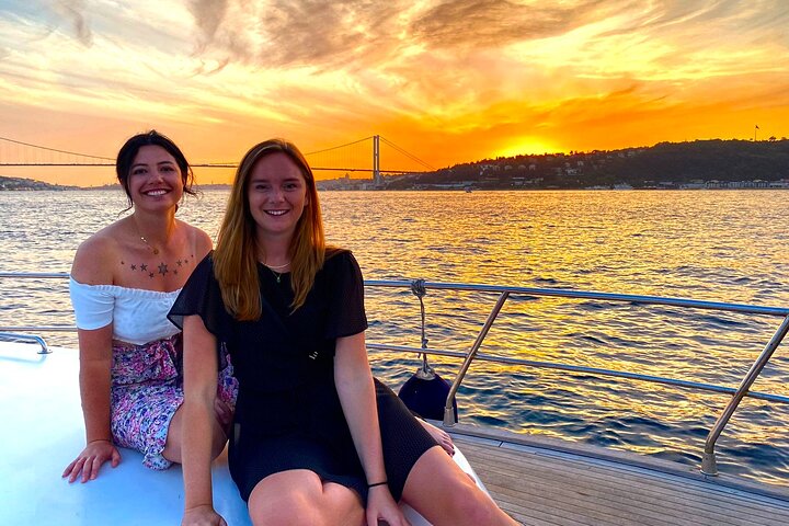Crucero en yate de lujo por el Estrecho del Bósforo en Estambul, mostrando monumentos al atardecer, foto 14 | wizardtrip