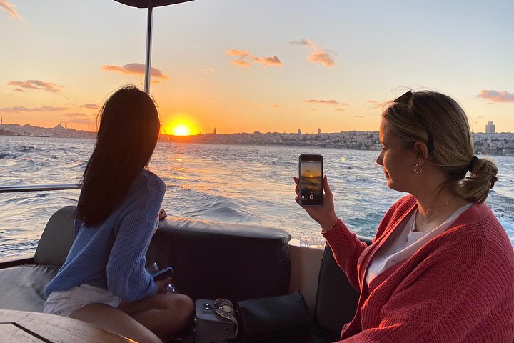 Crucero en yate de lujo por el Estrecho del Bósforo en Estambul, mostrando monumentos al atardecer, foto 15 | wizardtrip