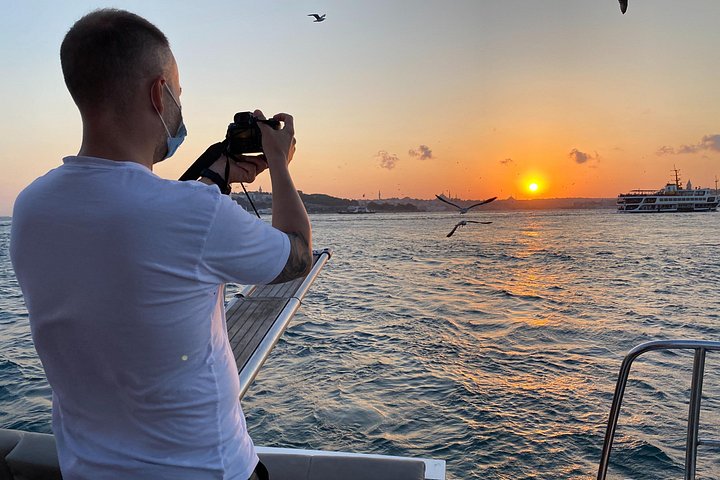 Crucero en yate de lujo por el Estrecho del Bósforo en Estambul, mostrando monumentos al atardecer, foto 16 | wizardtrip
