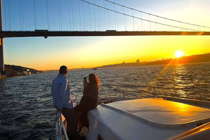 Crucero en yate de lujo por el Estrecho del Bósforo en Estambul, mostrando monumentos al atardecer, foto 18 | wizardtrip