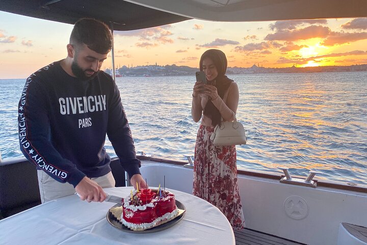 Crucero en yate de lujo por el Estrecho del Bósforo en Estambul, mostrando monumentos al atardecer, foto 19 | wizardtrip