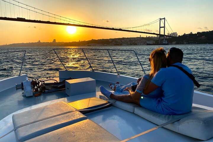 Crucero en yate de lujo por el Estrecho del Bósforo en Estambul, mostrando monumentos al atardecer, foto 20 | wizardtrip