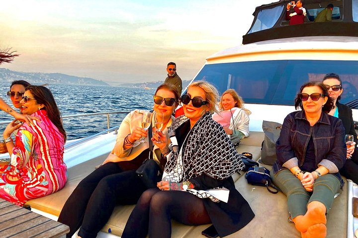 Crucero en yate de lujo por el Estrecho del Bósforo en Estambul, mostrando monumentos al atardecer, foto 21 | wizardtrip