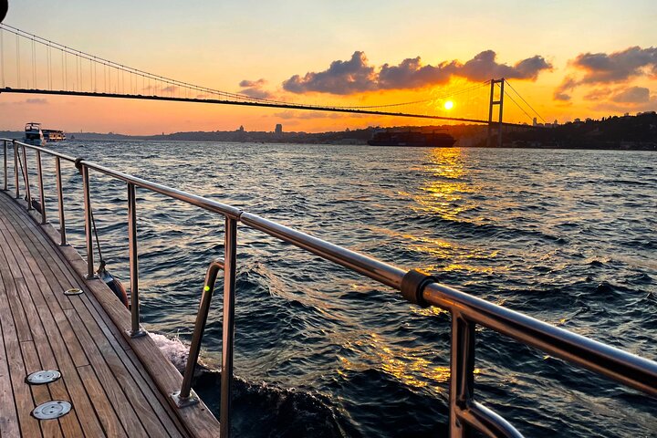 Crucero en yate de lujo por el Estrecho del Bósforo en Estambul, mostrando monumentos al atardecer, foto 22 | wizardtrip