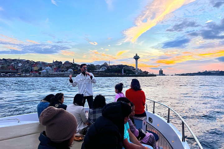 Crucero en yate de lujo por el Estrecho del Bósforo en Estambul, mostrando monumentos al atardecer, foto 24 | wizardtrip