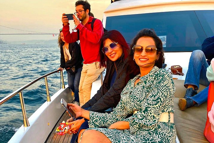 Crucero en yate de lujo por el Estrecho del Bósforo en Estambul, mostrando monumentos al atardecer, foto 25 | wizardtrip