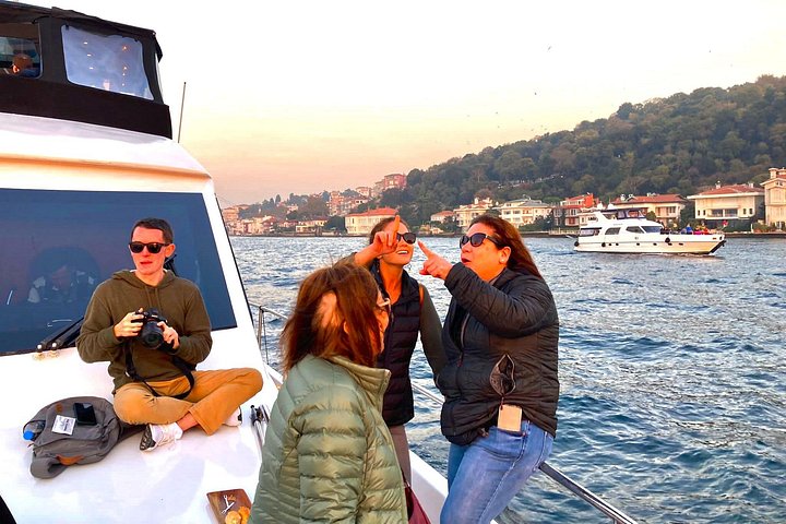 Crucero en yate de lujo por el Estrecho del Bósforo en Estambul, mostrando monumentos al atardecer, foto 27 | wizardtrip