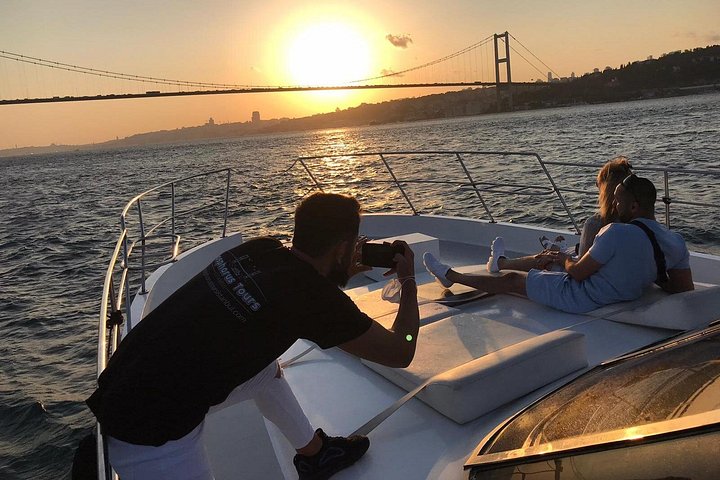 Crucero en yate de lujo por el Estrecho del Bósforo en Estambul, mostrando monumentos al atardecer, foto 28 | wizardtrip
