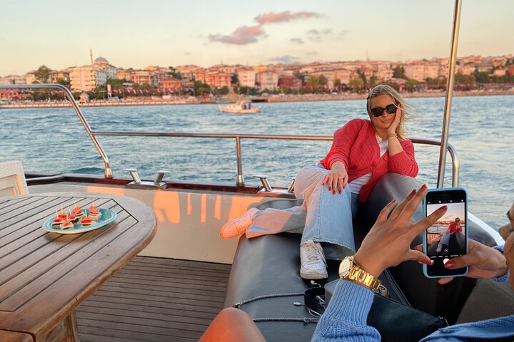 Crucero en yate de lujo por el Estrecho del Bósforo en Estambul, mostrando monumentos al atardecer, foto 29 | wizardtrip