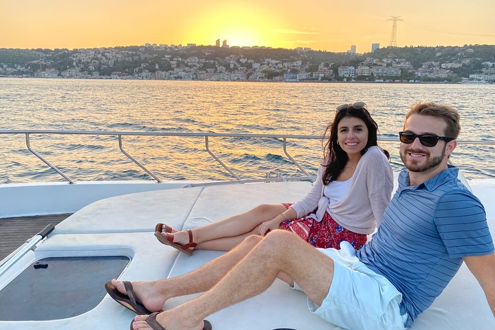 Crucero en yate de lujo por el Estrecho del Bósforo en Estambul, mostrando monumentos al atardecer, foto 30 | wizardtrip