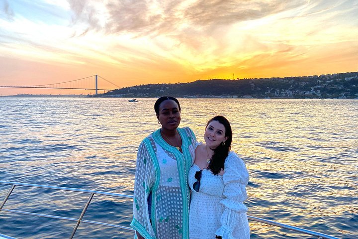 Crucero en yate de lujo por el Estrecho del Bósforo en Estambul, mostrando monumentos al atardecer, foto 31 | wizardtrip