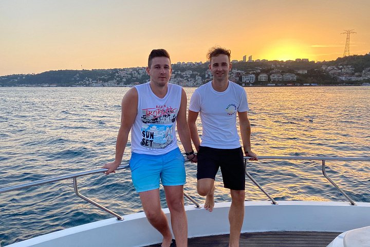 Crucero en yate de lujo por el Estrecho del Bósforo en Estambul, mostrando monumentos al atardecer, foto 32 | wizardtrip