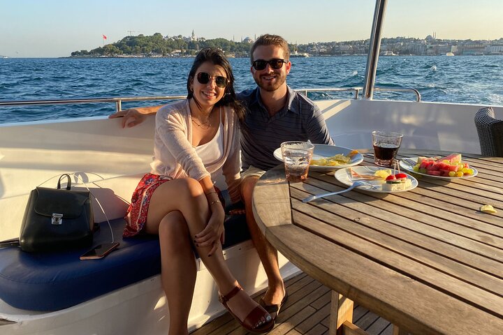 Crucero en yate de lujo por el Estrecho del Bósforo en Estambul, mostrando monumentos al atardecer, foto 33 | wizardtrip