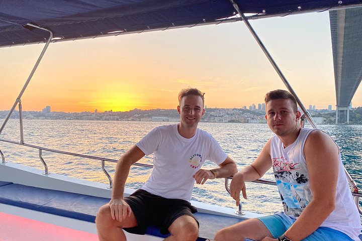 Crucero en yate de lujo por el Estrecho del Bósforo en Estambul, mostrando monumentos al atardecer, foto 35 | wizardtrip