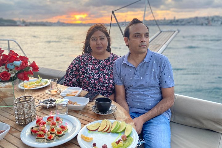 Crucero en yate de lujo por el Estrecho del Bósforo en Estambul, mostrando monumentos al atardecer, foto 36 | wizardtrip