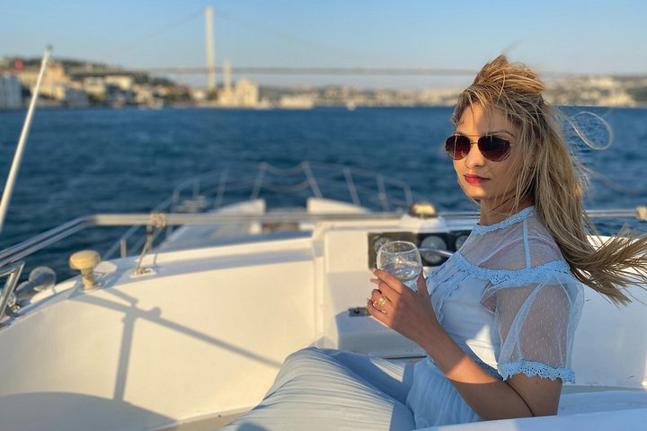 Crucero en yate de lujo por el Estrecho del Bósforo en Estambul, mostrando monumentos al atardecer, foto 38 | wizardtrip