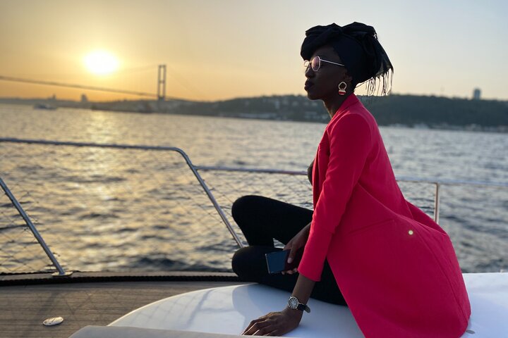 Crucero en yate de lujo por el Estrecho del Bósforo en Estambul, mostrando monumentos al atardecer, foto 40 | wizardtrip