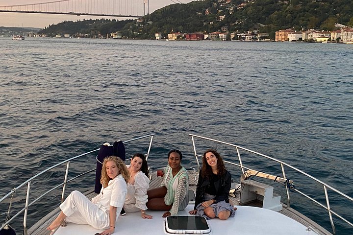 Crucero en yate de lujo por el Estrecho del Bósforo en Estambul, mostrando monumentos al atardecer, foto 41 | wizardtrip