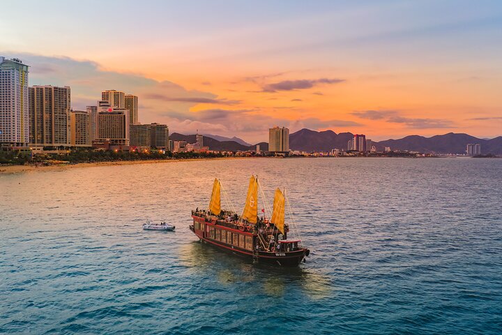 Nha Trang Sunset Cocktails and Dinner Cruise | wizardtrip