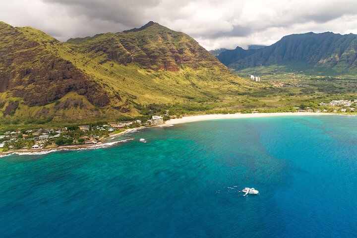 Njut av en naturskön kryssning för delfinskådning och snorkling utanför Oahus kust, Hawaii, med spännande vattenaktiviteter och inkluderad lunch, foto 11 | wizardtrip