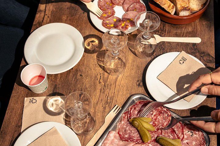 Un viaje culinario por el casco antiguo de Lyon, con vinos locales, quesos, charcutería y platos tradicionales, foto 8 | wizardtrip