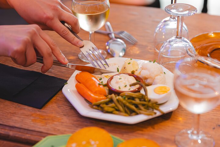 Dégustation de spécialités locales lors du tour gastronomique de Marseille au Vieux Port, photo 8 | wizardtrip