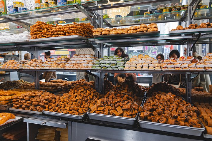 Dégustation de spécialités locales lors du tour gastronomique de Marseille au Vieux Port, photo 10 | wizardtrip