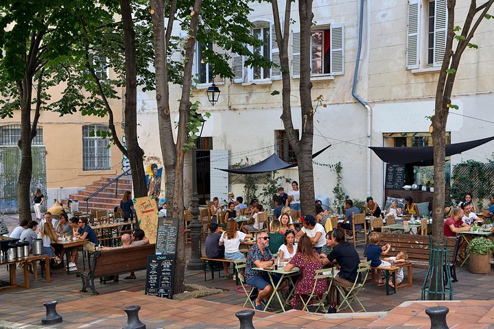 Dégustation de spécialités locales lors du tour gastronomique de Marseille au Vieux Port, photo 15 | wizardtrip