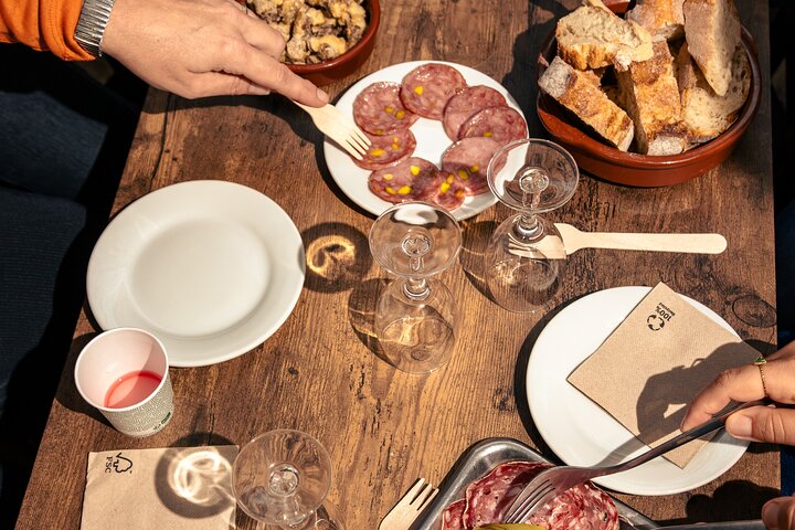 A guided food tour in Lyon, France, featuring local delicacies and wine tastings, photo 6 | wizardtrip