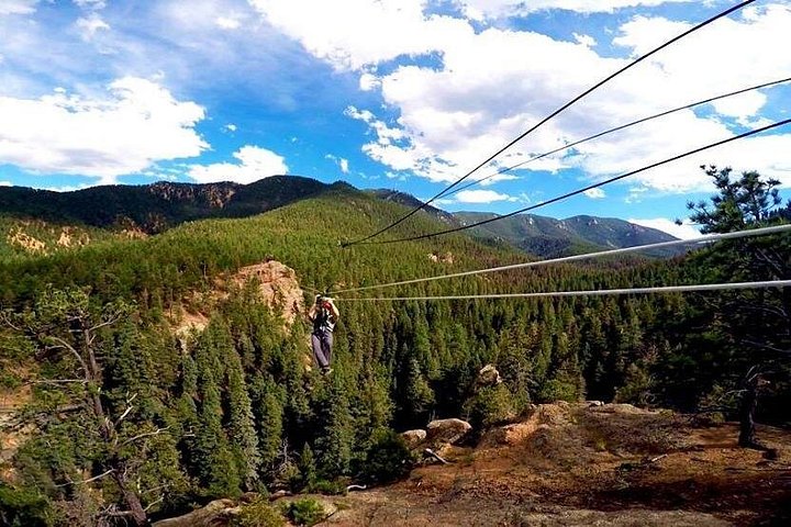 Experimente uma emocionante aventura de tirolesa sobre cânions e formações rochosas em Colorado Springs, foto 6 | wizardtrip