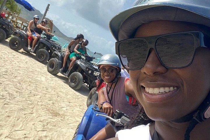 Des aventuriers conduisent des UTV et des VTT à travers les paysages de Saint-Martin, explorant plages et sites naturels, photo 2 | wizardtrip