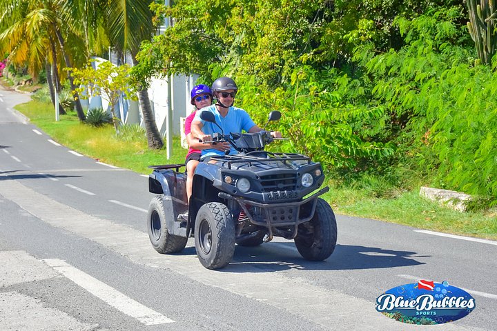 Des aventuriers conduisent des UTV et des VTT à travers les paysages de Saint-Martin, explorant plages et sites naturels, photo 4 | wizardtrip