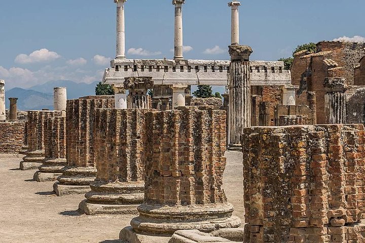 Guided tour of the ancient ruins of Pompeii, Italy, with a focus on historical sites and artifacts, photo 6 | wizardtrip